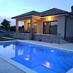 펜션 Amazing In Soboli, Cavle With Sauna *